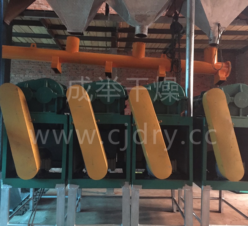 對(duì)輥擠壓造粒機(jī)安裝現(xiàn)場(chǎng)